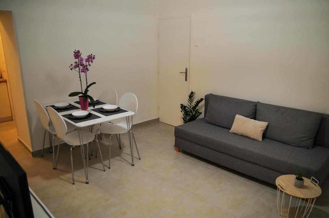 Apartman Gulliver In The Center, 10 Meters From The Sea With Private Parking In Natural Shade Рабац Экстерьер фото