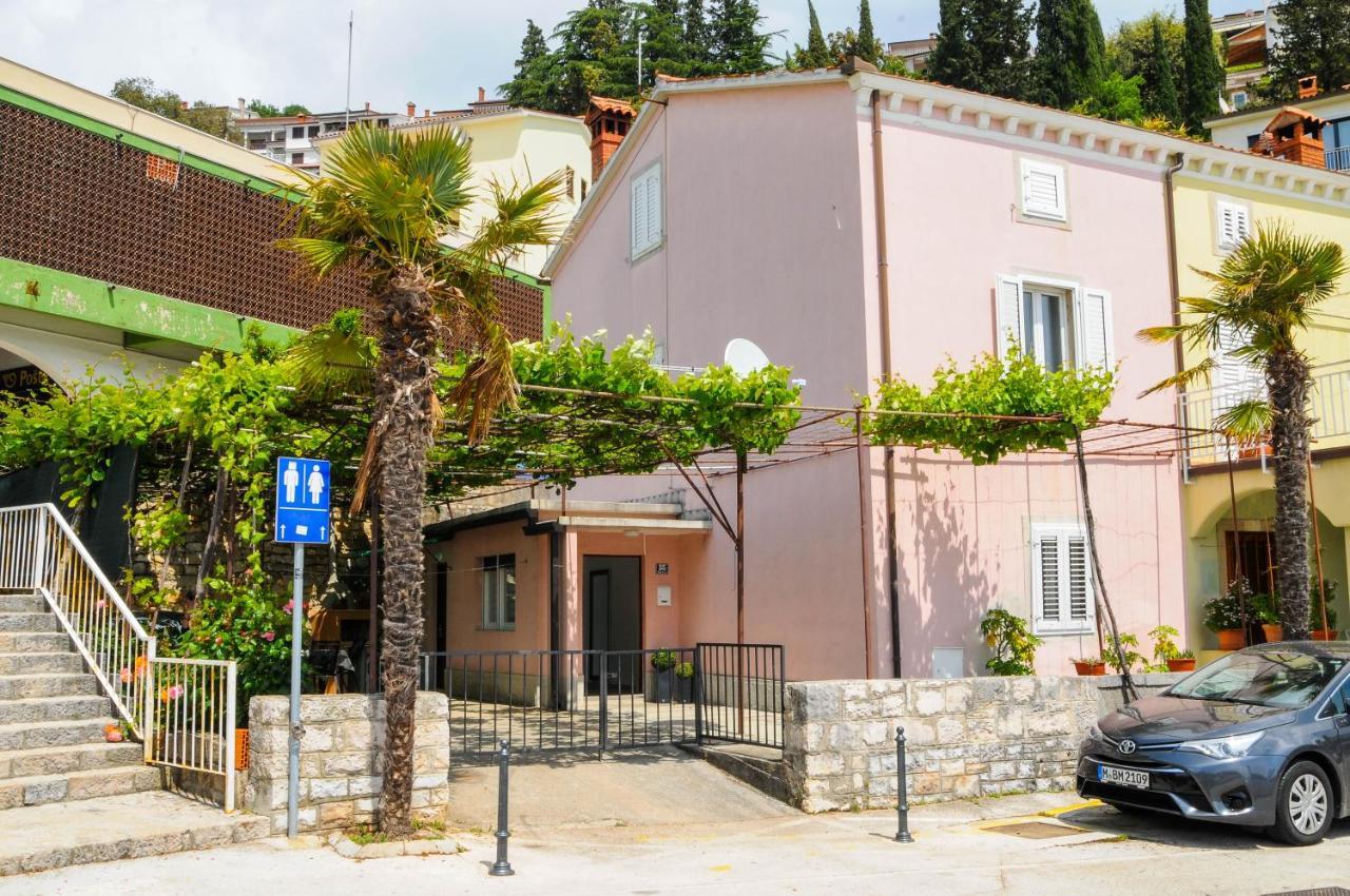 Apartman Gulliver In The Center, 10 Meters From The Sea With Private Parking In Natural Shade Рабац Экстерьер фото